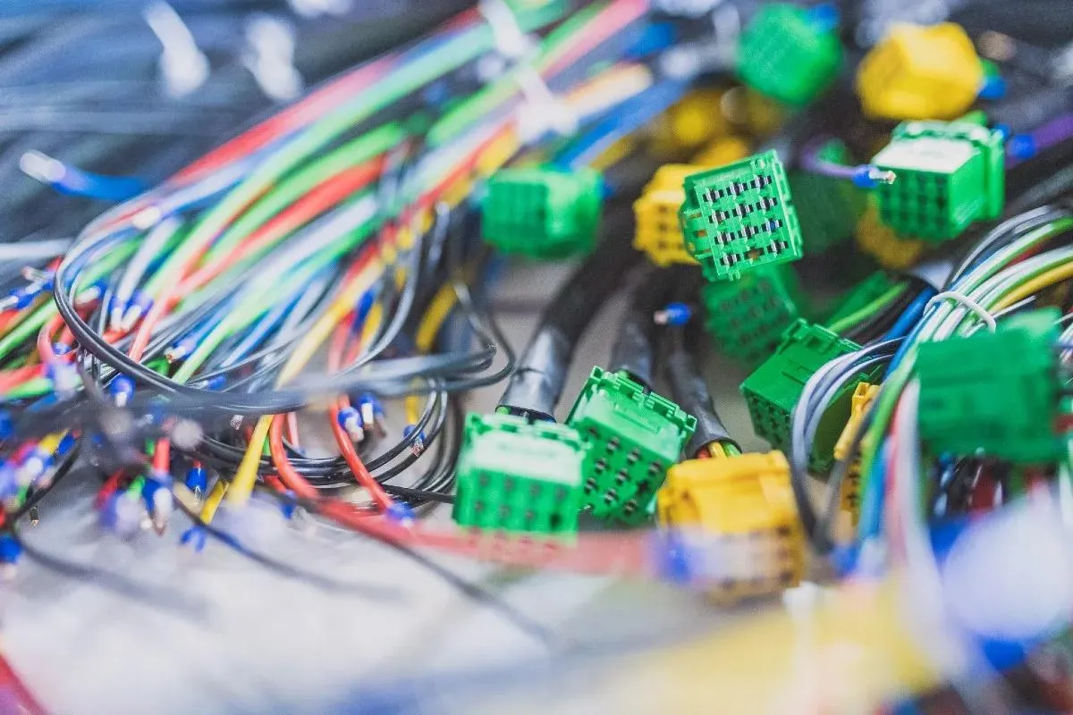 Fertig konfektionierte Kabel einer Serie auf Transportwagen