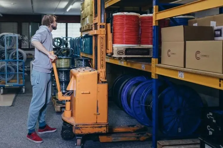 Kabelrollen und Material im Lager der ConCable AG