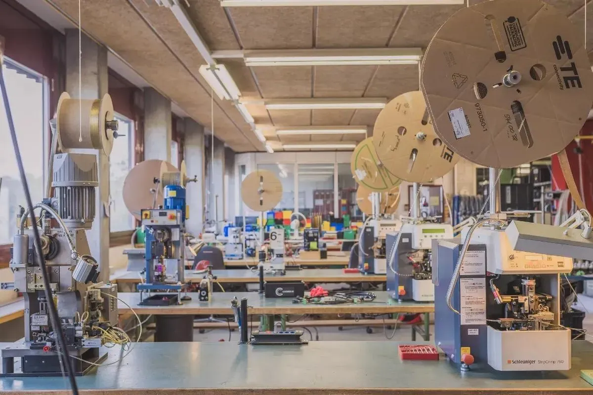 Produktionshalle der ConCable AG mit Konfektionsmaschinen und Kabelrollen